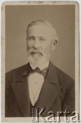 Ok. 1880, brak miejsca.
Portret starszego mężczyzny w ciemnym ubraniu. 
Fot. NN, zbiory Ośrodka KARTA, udostępniła Elżbieta Sławikowska