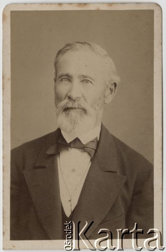 Ok. 1880, brak miejsca.
Portret starszego mężczyzny w ciemnym ubraniu. 
Fot. NN, zbiory Ośrodka KARTA, udostępniła Elżbieta Sławikowska