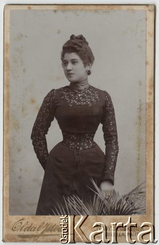 Ok.1905, Nagy-Becskerek (obecnie Zrenjanin w Serbii), Austro-Węgry.
Portret stojącej kobiety w ciemnej sukni.
Fot. Istvan Oldal, zbiory Ośrodka KARTA, udostępniła Elżbieta Sławikowska