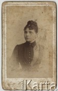Ok. 1900, Pecz, Austro-Węgry.
Portret kobiety w ciemnym stroju i z upiętymi włosami. 
Fot. Hermin Patz, zbiory Ośrodka KARTA, udostępniła Elżbieta Sławikowska