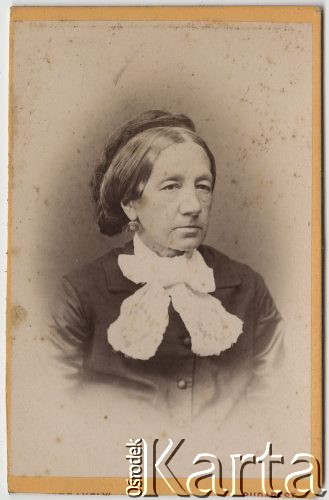 Ok. 1880, Budapeszt, Austro-Węgry.
Portret starszej kobiety w ciemnym płaszczu, białej kokardzie przy szyi i upiętym warkoczu.
Fot. NN, zbiory Ośrodka KARTA, udostępniła Elżbieta Sławikowska
