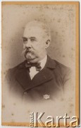 Ok. 1880, Budapeszt, Austro-Węgry.
Portret starszego mężczyzny w ciemnym ubraniu.
Fot. NN, zbiory Ośrodka KARTA, udostępniła Elżbieta Sławikowska