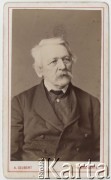 Ok. 1880, Kraków, Austro-Węgry.
Portret mężczyzny w ciemnym ubraniu. Pod zdjęciem widoczna jest sygnatura atelier fotograficznego, w którym zostało ono wykonane. 
Fot. Awit Szubert, zbiory Ośrodka KARTA, udostępniła Elżbieta Sławikowska