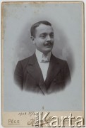22.06.1903, Pecz lub Kaposvár, Austro-Węgry.
Portret młodego mężczyzny w białej koszuli i ciemnej marynarce.
Fot. Hamedl, zbiory Ośrodka KARTA, udostępniła Elżbieta Sławikowska