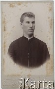Ok. 1900, Szombathely, Austro-Węgry.
Portret młodego księdza w sutannie.
Fot. Knebel Jenő, zbiory Ośrodka KARTA, udostępniła Elżbieta Sławikowska