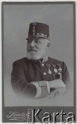 Ok. 1900, Temesvar (Timisoara), Austro-Węgry.
Portret oficera armii Austro-Węgier w mundurze z przypiętymi odznaczeniami. 
Fot. M. Szanto, zbiory Ośrodka KARTA, udostępniła Elżbieta Sławikowska