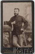 Ok. 1890, Dubrownik, Austro-Węgry.
Portret stojącego mężczyzny w mundurze Austria.ckim z szablą. Pod zdjęciem widoczna jest sygnatura atelier fotograficznego, w którym zostało ono wykonane.
Fot. Anton Miletić, zbiory Ośrodka KARTA, udostępniła Elżbieta Sławikowska