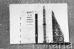 Czerwiec 1988, Warszawa, Polska.
Ulica Kondratowicza róg Chodeckiej, godz. 7.00. Akcja transparentowo - ulotkowa wzywająca do bojkotu wyborów. Z transparentu o treści: 