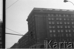 28.09.1988, Warszawa, Polska.
Róg ulic Marchlewskiego i Świerczewskiego (obecnie Jana Pawła II i Solidarności). Wieszanie transparentu 
z okazji 9 rocznicy powstania KPN.
Fot. Krzysztof Frydrych, zbiory Ośrodka KARTA, kolekcja Grup Oporu 