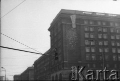 28.09.1988, Warszawa, Polska.
Róg ulic Marchlewskiego i Świerczewskiego (obecnie Jana Pawła II i Solidarności). Z rozwiniętego  transparentu z okazji 9 rocznicy powstania KPN, na ulicę wypadło ok. 10 tys. ulotek.
Fot. Krzysztof Frydrych, zbiory Ośrodka KARTA, kolekcja Grup Oporu 