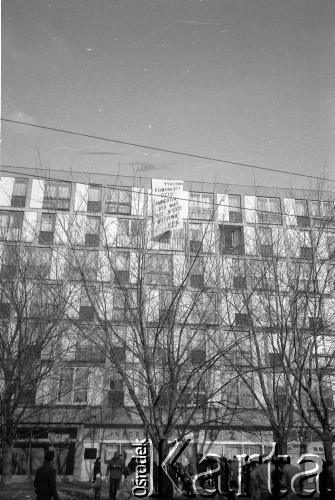 09.11.1988, Warszawa, Polska.
Plac Dzierżyńskiego (obecnie Bankowy), vis a vis pomnika Feliksa Dzierżyńskiego. Akcja transparentowo - ulotkowa związana z rocznicą odzyskania Niepodległości. Na wiszącym przez ok. 40 min. transparencie napis: 