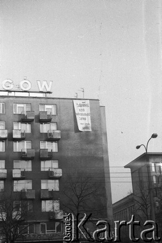 11.11.1988, Warszawa, Polska.
Ulica Marszałkowska róg Żurawiej. Akcja transparentowo - ulotkowa w dniu rocznicy odzyskania Niepodległości. Na transparencie napis: 