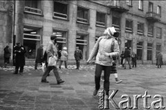 25.11.1988, Warszawa, Polska.
Ulica Świętokrzyska róg Marszałkowskiej. Akcja transparentowo - ulotkowa w obronie Stoczni Gdańskiej. Na transparencie napis: 