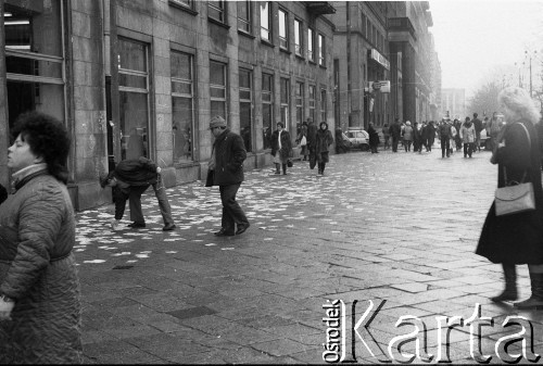 25.11.1988, Warszawa, Polska.
Ulica Świętokrzyska róg Marszałkowskiej. Akcja transparentowo - ulotkowa w obronie Stoczni Gdańskiej. Reakcja przechodniów na ulotki.
Fot. Krzysztof Frydrych, zbiory Ośrodka KARTA, kolekcja Grup Oporu 