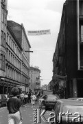 Maj 1989, Warszawa, Polska.
Ulica Rutkowskiego, obecnie Chmielna, widok ogólny. Akcja transparentowo - ulotkowa. Nad ulicą rozwieszono transparent o treści: 