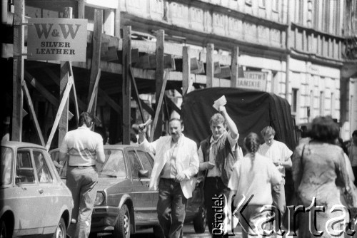 Maj 1989, Warszawa, Polska.
Ulica Rutkowskiego, obecnie Chmielna. Akcja transparentowo - ulotkowa. Nad ulicą rozwieszono transparent o treści: 
