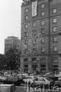 Maj 1989, Warszawa, Polska.
Ulica Świętokrzyska róg Marszałkowskiej.  Akcja transparentowo - ulotkowa przed czerwcowymi wyborami.Transparent o treści: 
