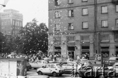 Maj 1989, Warszawa, Polska.
Ulica Świętokrzyska róg Marszałkowskiej.  Akcja transparentowo - ulotkowa przed czerwcowymi wyborami.Transparent o treści: 