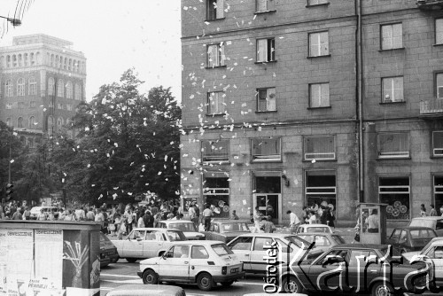 Maj 1989, Warszawa, Polska.
Ulica Świętokrzyska róg Marszałkowskiej.  Akcja transparentowo - ulotkowa przed czerwcowymi wyborami.Transparent o treści: 
