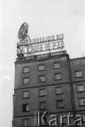 Maj 1989, Warszawa, Polska.
Ulica Świętokrzyska róg Marszałkowskiej.  Akcja transparentowo - ulotkowa przed czerwcowymi wyborami. Widok z ulicy na podwieszony pod okapem dachu transparent i moment wywieszania przewieszek po lewej stronie transparentu.
Fot. Krzysztof Frydrych, zbiory Ośrodka KARTA, kolekcja Grup Oporu 
