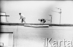 13.07.1989, Warszawa, Polska.
Ulica Marszałkowska róg Żurawiej. Akcja transparentowa z okazji wizyty George'a Busha w Polsce. Mocowanie lin do anten i kominów.
Fot. Krzysztof Frydrych, zbiory Ośrodka KARTA, kolekcja Grup Oporu 