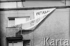 13.07.1989, Warszawa, Polska.
Ulica Marszałkowska róg Żurawiej. Transparent 
o treści: 