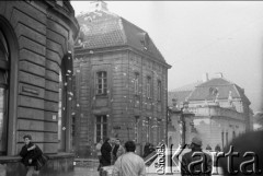 1989, Warszawa, Polska.
Ulica Krakowskie Przedmieście. Rozrzucone 