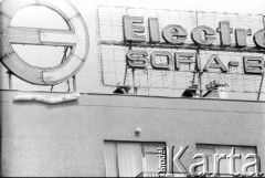 27.06.1989, Warszawa, Polska.
Ulica Marszałkowska róg Nowogrodzkiej. Akcja transparentowo - ulotkowa ośmieszająca ideę wyborów kontraktowych na prezydenta. Treść transparentu: 