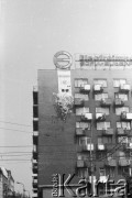 27.06.1989, Warszawa, Polska.
Ulica Marszałkowska róg Nowogrodzkiej.  Akcja transparentowo - ulotkowa ośmieszająca ideę wyborów kontraktowych na prezydenta. Z rozwiniętego transparentu o treści: 