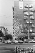27.06.1989, Warszawa, Polska.
Ulica Marszałkowska róg Nowogrodzkiej.  Akcja transparentowo - ulotkowa ośmieszająca ideę wyborów kontraktowych na prezydenta. Treść transparentu: 