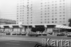 27.06.1989, Warszawa, Polska.
Ulica Marszałkowska róg Nowogrodzkiej.  Akcja transparentowo - ulotkowa ośmieszająca ideę wyborów kontraktowych na prezydenta. Treść transparentu: 