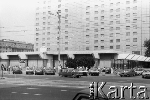 27.06.1989, Warszawa, Polska.
Ulica Marszałkowska róg Nowogrodzkiej.  Akcja transparentowo - ulotkowa ośmieszająca ideę wyborów kontraktowych na prezydenta. Treść transparentu: 