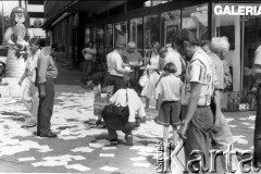 27.06.1989, Warszawa, Polska.
Ulica Marszałkowska róg Nowogrodzkiej.  Akcja transparentowo - ulotkowa ośmieszająca ideę wyborów kontraktowych na prezydenta. Treść transparentu: 