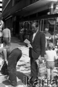 27.06.1989, Warszawa, Polska.
Ulica Marszałkowska róg Nowogrodzkiej.  Akcja transparentowo - ulotkowa ośmieszająca ideę wyborów kontraktowych na prezydenta. Treść transparentu: 