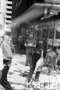 27.06.1989, Warszawa, Polska.
Ulica Marszałkowska róg Nowogrodzkiej. Akcja transparentowo - ulotkowa ośmieszająca ideę wyborów kontraktowych na prezydenta. Treść transparentu: 