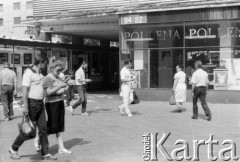 27.06.1989, Warszawa, Polska.
Ulica Marszałkowska róg Nowogrodzkiej. Akcja transparentowo - ulotkowa ośmieszająca ideę wyborów kontraktowych na prezydenta. Treść transparentu: 