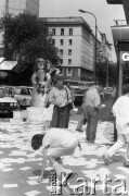 27.06.1989, Warszawa, Polska.
Ulica Marszałkowska róg Nowogrodzkiej.  Akcja transparentowo - ulotkowa ośmieszająca ideę wyborów kontraktowych na prezydenta. Treść transparentu: 