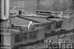 Maj 1989, Warszawa, Polska.
Ulica Świętokrzyska róg Marszałkowskiej. Akcja transparentowo - ulotkowa przed wyborami 
4 czerwca. Treść transparentu: 