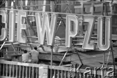 Maj 1989, Warszawa, Polska.
Ulica Świętokrzyska róg Marszałkowskiej. Akcja transparentowo - ulotkowa przed wyborami 
4 czerwca. Treść transparentu: 