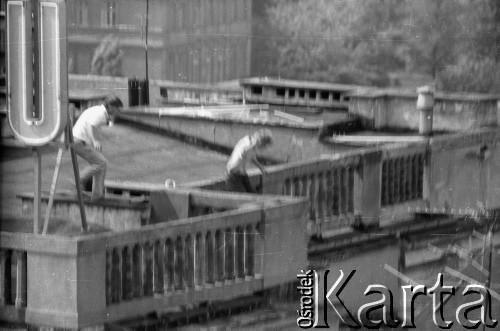 Maj 1989, Warszawa, Polska.
Ulica Świętokrzyska róg Marszałkowskiej. Akcja transparentowo - ulotkowa przed wyborami 
4 czerwca. Treść transparentu: 