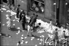 Maj 1989, Warszawa, Polska.
Ulica Świętokrzyska róg Marszałkowskiej. Akcja transparentowo - ulotkowa przed wyborami 
4 czerwca. Treść transparentu: 