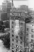 Maj 1989, Warszawa, Polska.
Ulica Świętokrzyska róg Marszałkowskiej. 
Z rozwiniętego transparentu o treści: 
