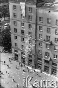 Maj 1989, Warszawa, Polska.
Ulica Świętokrzyska róg Marszałkowskiej. Akcja transparentowo - ulotkowa przed wyborami 
4 czerwca. Treść transparentu: 
