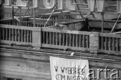Maj 1989, Warszawa, Polska.
Ulica Świętokrzyska róg Marszałkowskiej. Akcja transparentowo - ulotkowa przed wyborami 
4 czerwca. Treść transparentu: 
