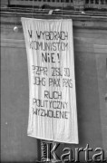 Maj 1989, Warszawa, Polska.
Ulica Świętokrzyska róg Marszałkowskiej.  Akcja transparentowo - ulotkowa przed wyborami 
4 czerwca. Treść transparentu: 