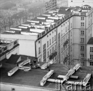 Lato 1986, Warszawa, Polska.
Ulica Świętokrzyska róg Marszałkowskiej. 
Rozwieszanie transparentu o treści: 