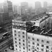 Lato 1986, Warszawa, Polska.
Ulica Świętokrzyska róg Marszałkowskiej. Akcja transparentowo - ulotkowa. Transparent o treści: 