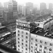 Lato 1986, Warszawa, Polska.
Ulica Marszałkowska róg Świętorzyskiej. Akcja transparentowo - ulotkowa. W oczekiwaniu na rozwinięcie podwieszonego już transparentu o treści: 