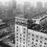 Lato 1986, Warszawa, Polska.
Ulica Marszałkowska róg Świętokrzyskiej. 
Transparent o treści: 