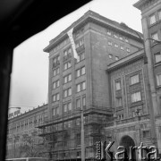 19.09.1987, Warszawa, Polska.
Plac Konstytucji, godz. 16.00. Akcja transparentowa 
z okazji przyjazdu do Polski wiceprezydenta USA George'a Busha. Nad głowami milicjantów zawieszono transparent: 